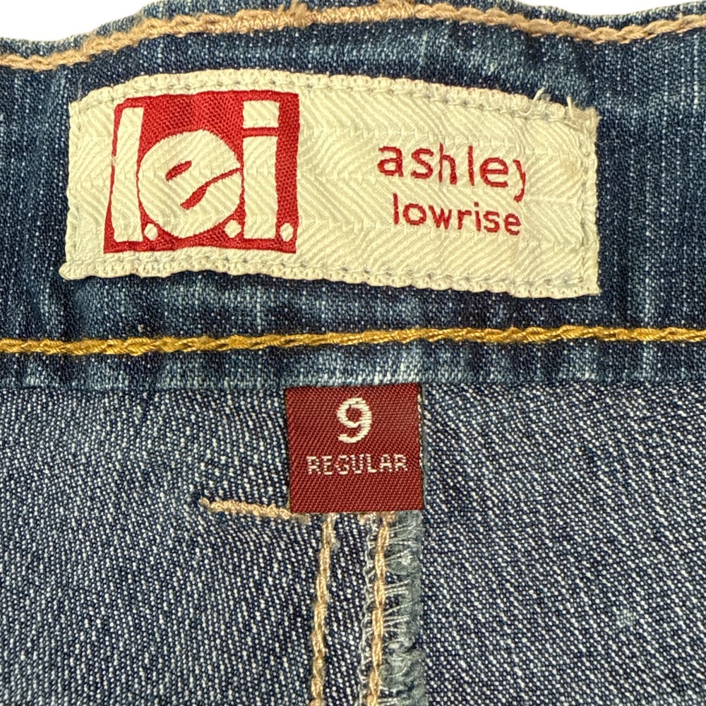 L.E.I. Ashley Low-Rise Distressed Star Patch Jean Shorts Juniors Size 9 - Picture 3 of 8